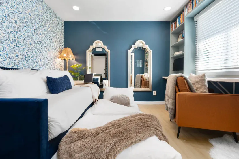 Hay una cama nido individual con ruedas debajo de la cama de día. La colcha y almohadas adicionales están en el armario. ¿Noche de pijamas, alguien?