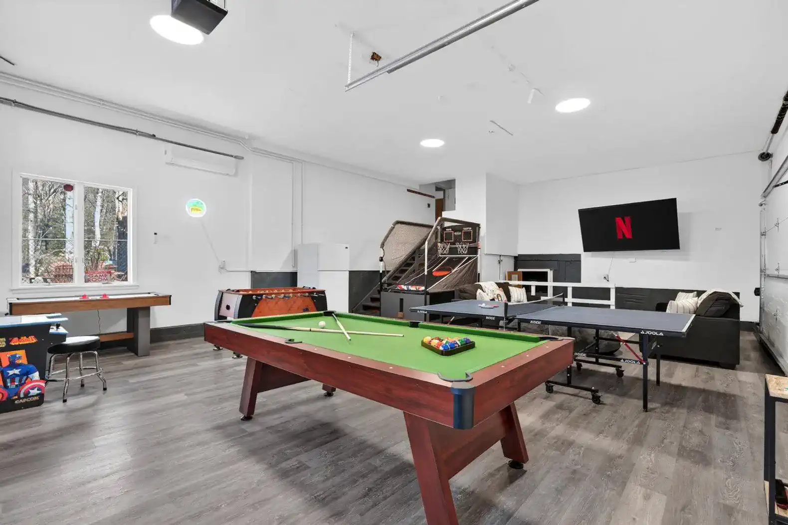 Game room: pool, ping pong, arcade, hoops + smart TV lounge
