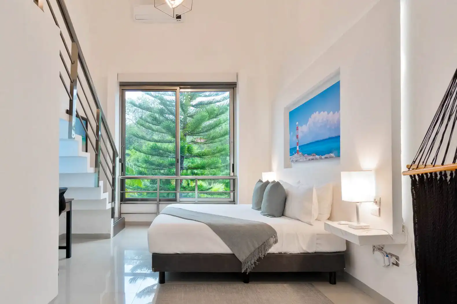 Habitación luminosa con cama grande y vista al jardín