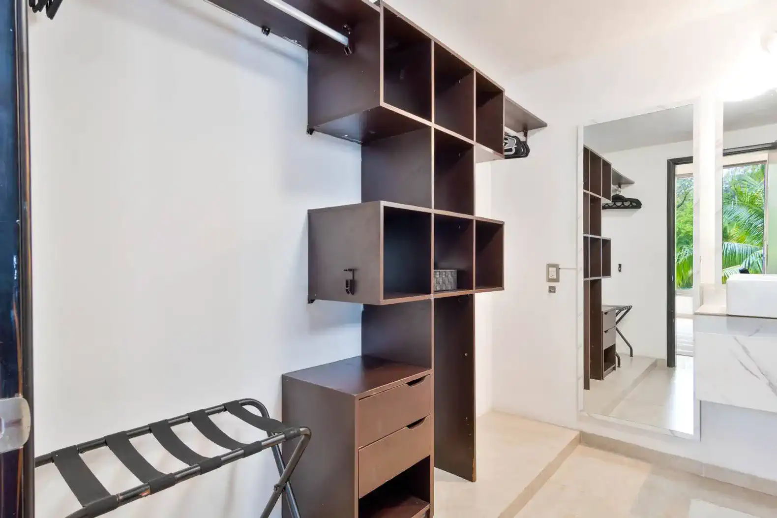 Espacio de almacenamiento moderno con estanterías y espejo en la habitación