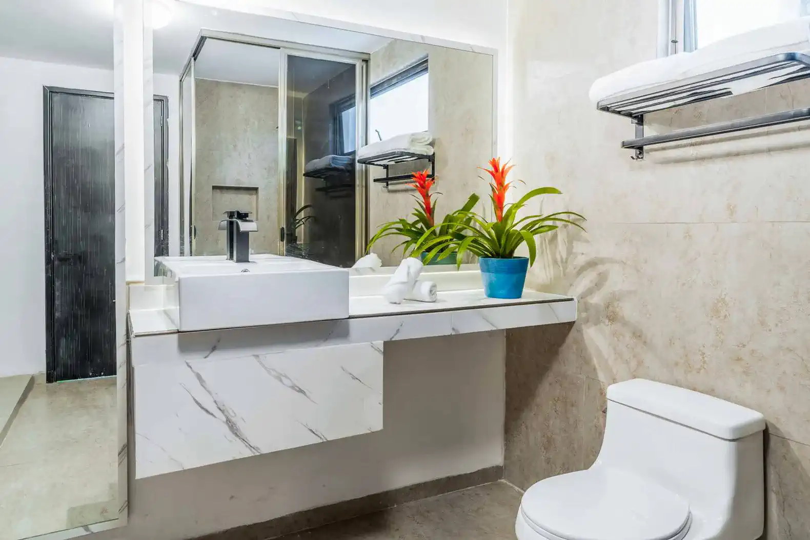 Baño moderno con lavabo elegante y plantas decorativas