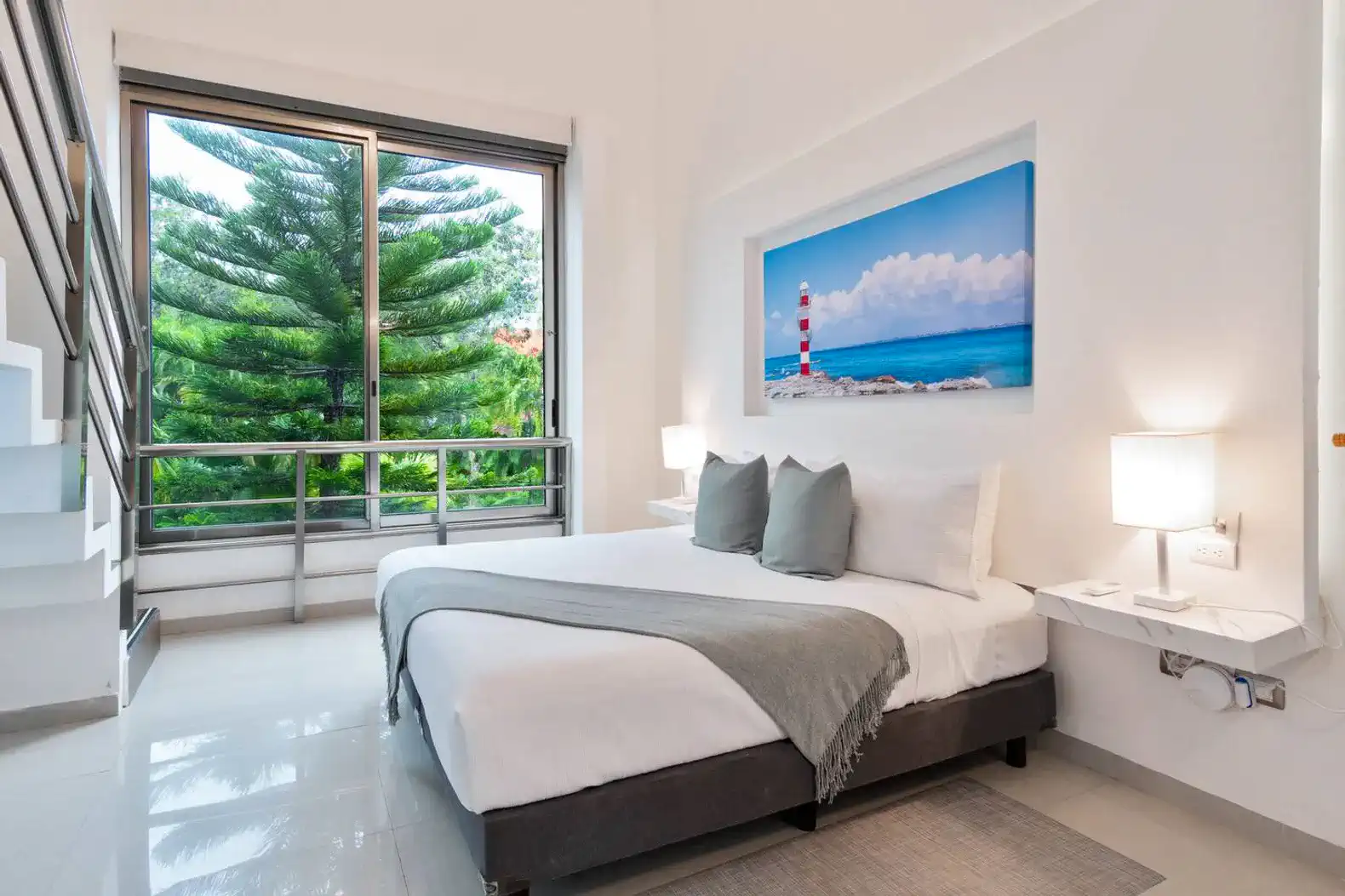 Habitación luminosa con cama grande y vista al jardín