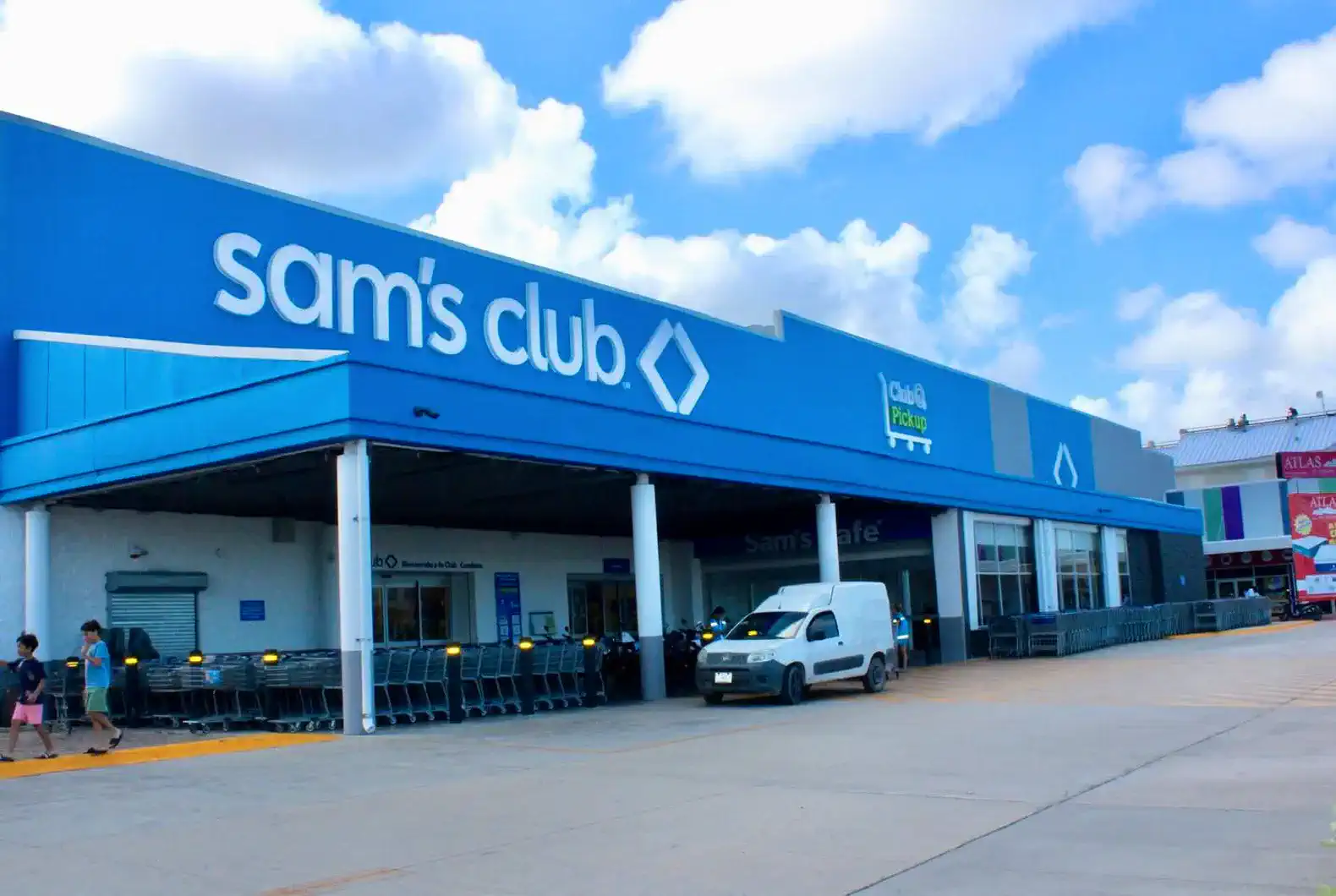 Fachada del Sam's Club con carrito de compras y cielo azul