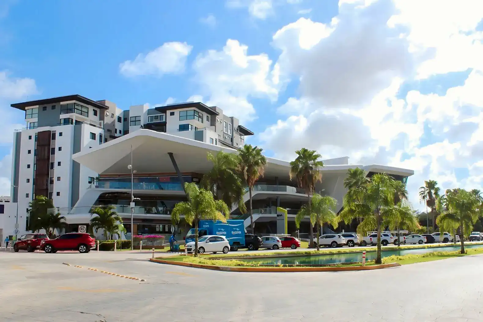 Edificio moderno con diseño arquitectónico único y palmeras en el exterior