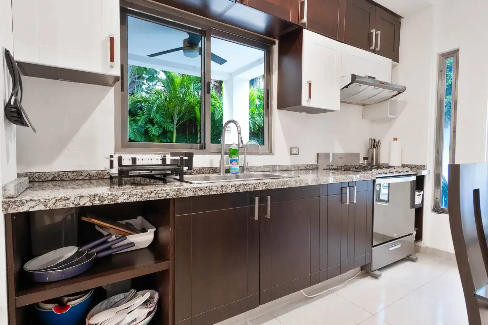 Cocina moderna con encimeras de granito y vista al jardín