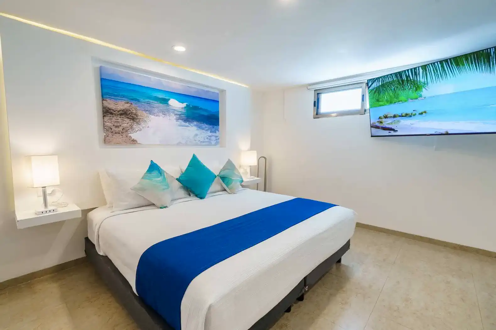 Habitación con cama grande, decoración moderna y vista al mar
