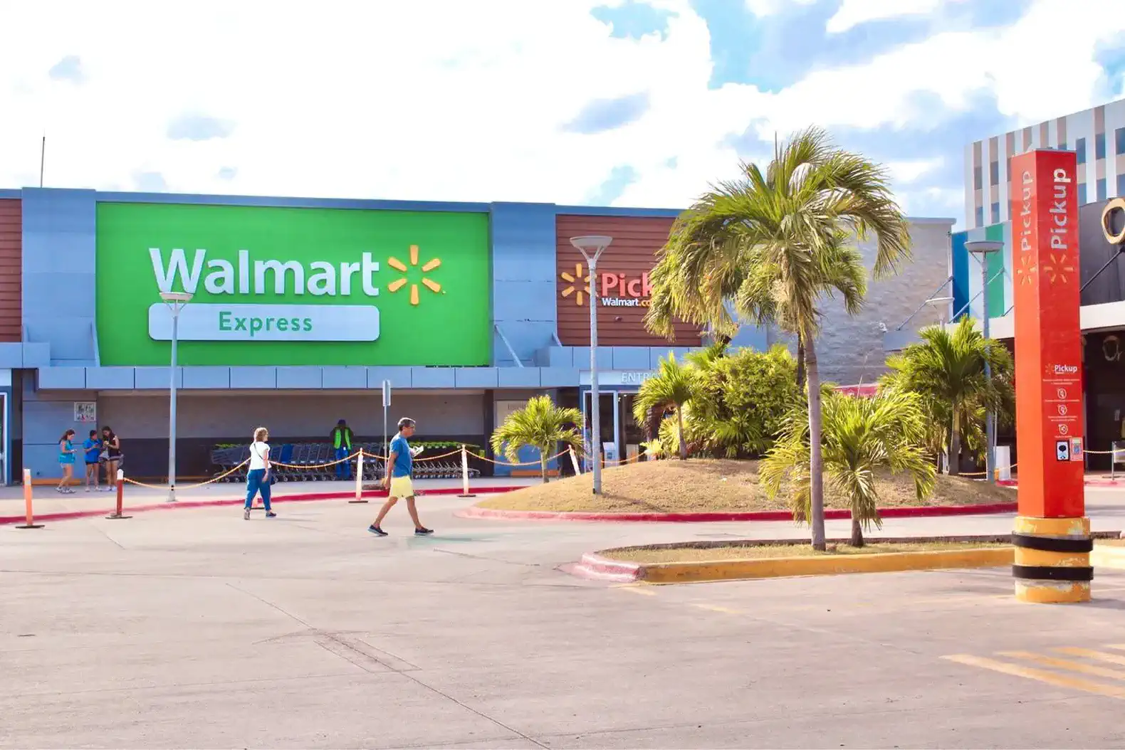 Fachada de Walmart Express con letrero grande y área de estacionamiento