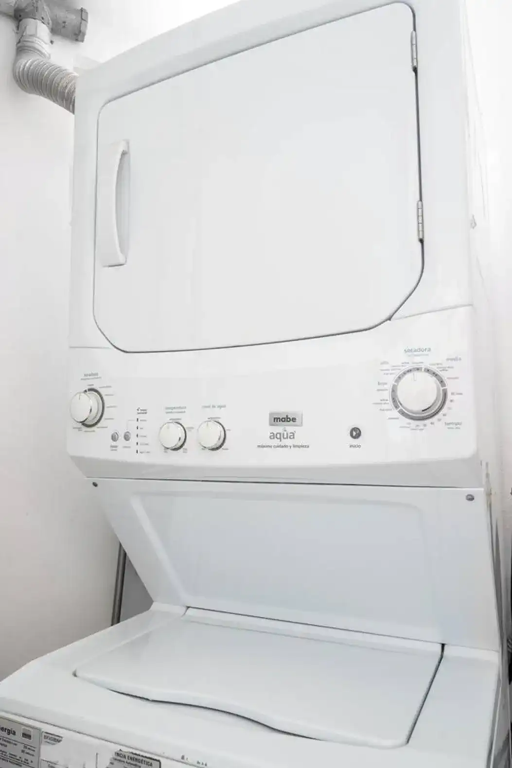 Lavadora y secadora apiladas en un espacio funcional