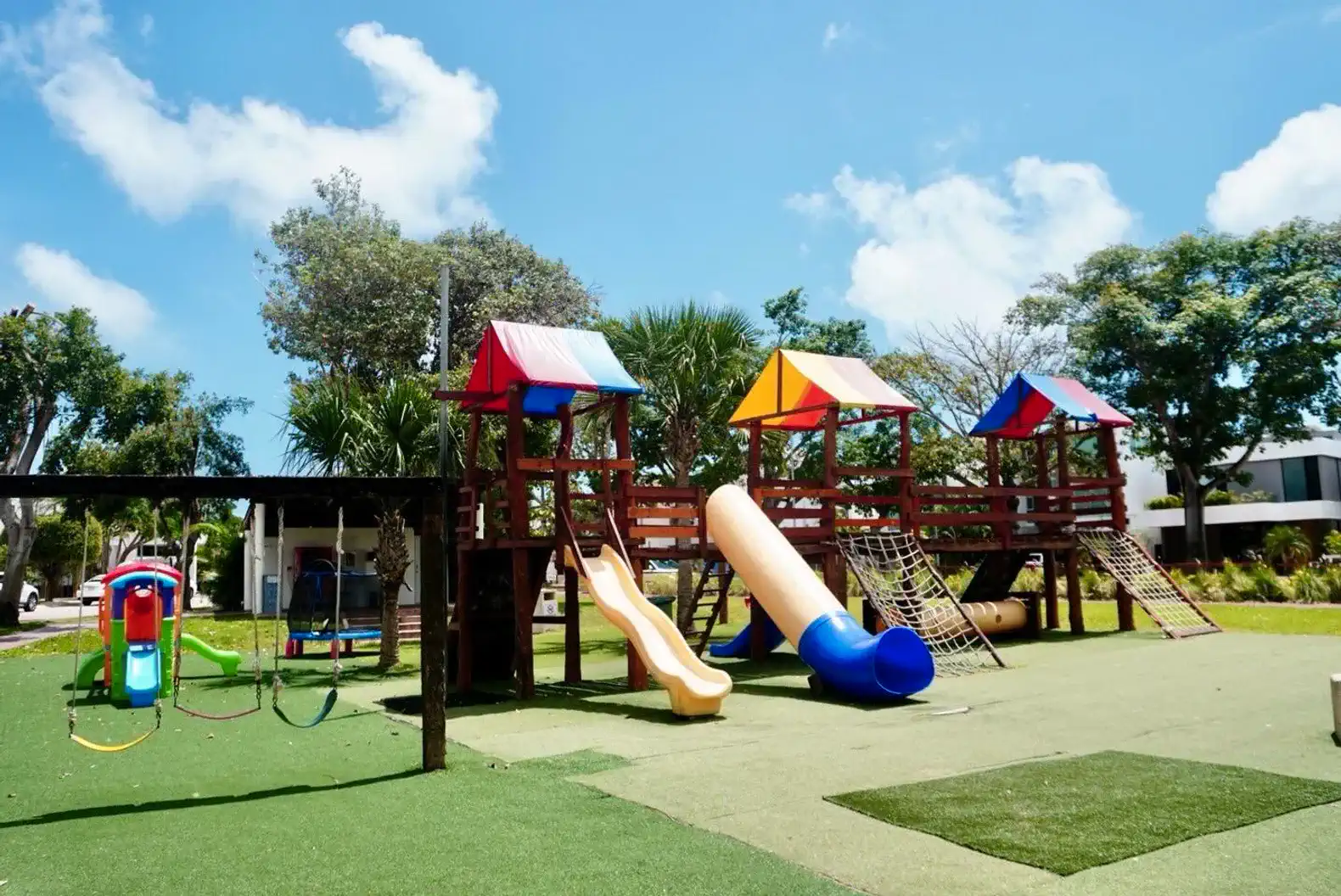 Área de juegos al aire libre con toboganes y estructuras de juego coloridas