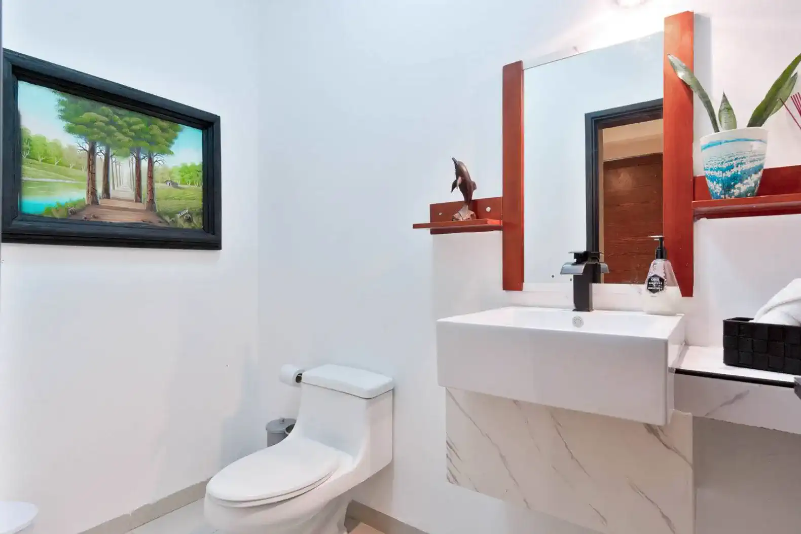 Baño moderno con lavabo elegante y decoración artística