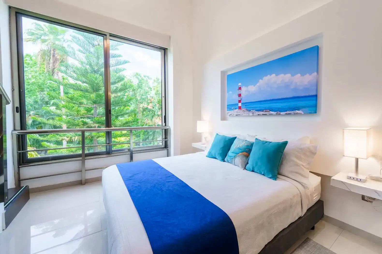 Habitación luminosa con cama grande y vista al jardín tropical