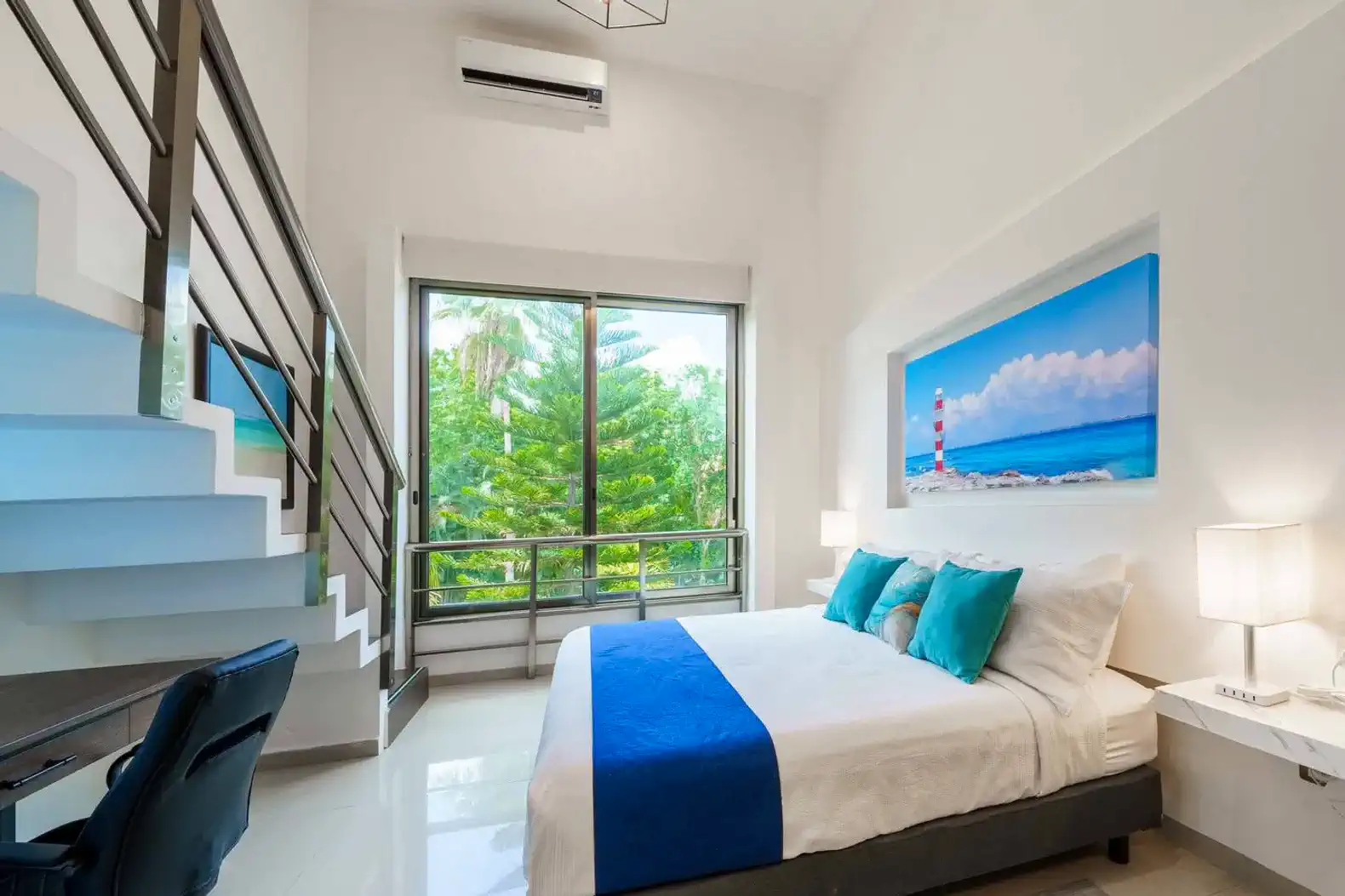 Habitación luminosa con cama grande y vista a la naturaleza
