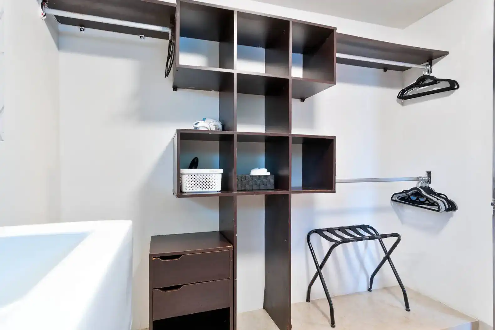 Amplio vestidor con estanterías y espacio para colgar ropa