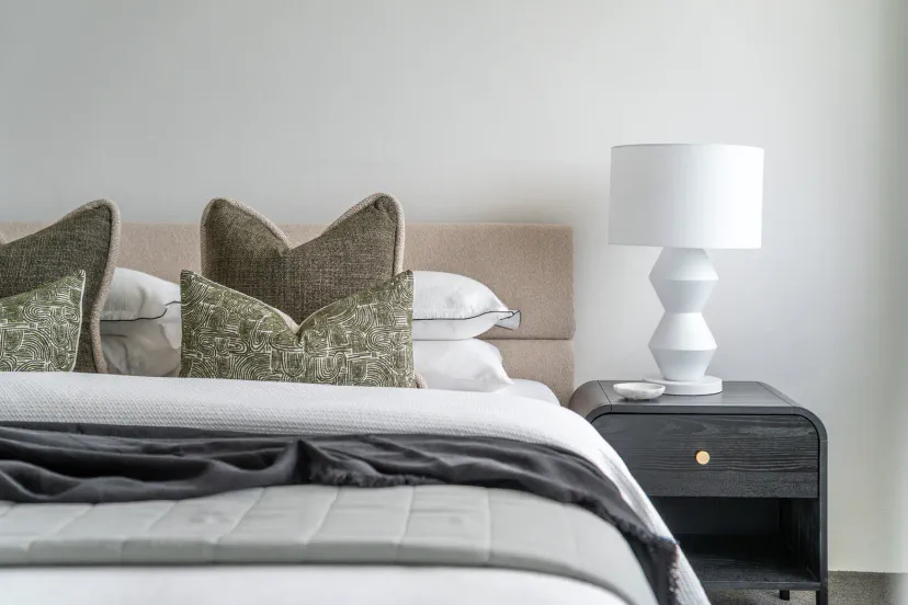 Dormitorio principal con cama King con colchón Emma nuevo.