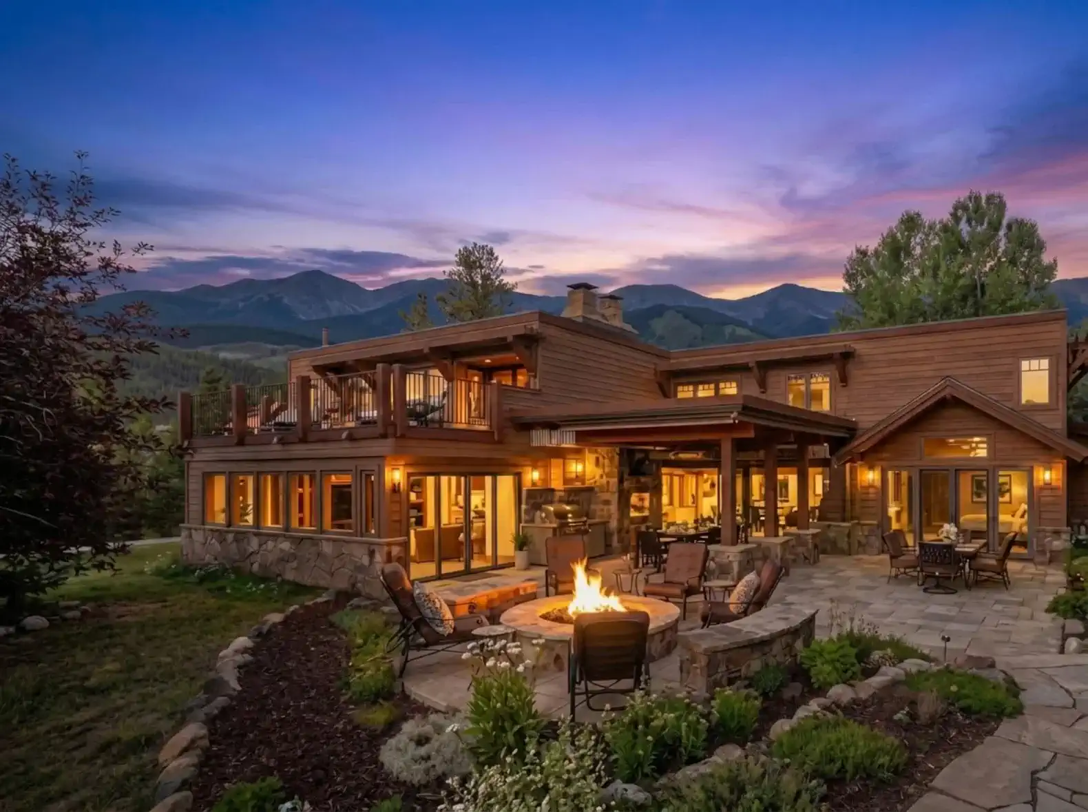 Four Sisters • Hot Tub •Near Ski Lift,Lake,Village – photo 1