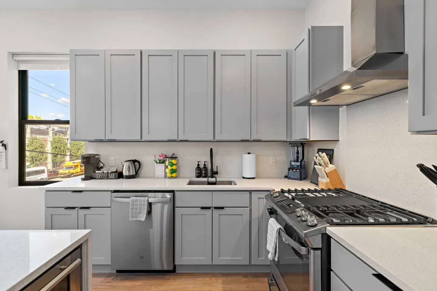 Geräumiges 3BR Designerhaus + Parkplatz | Jersey City – Foto 25