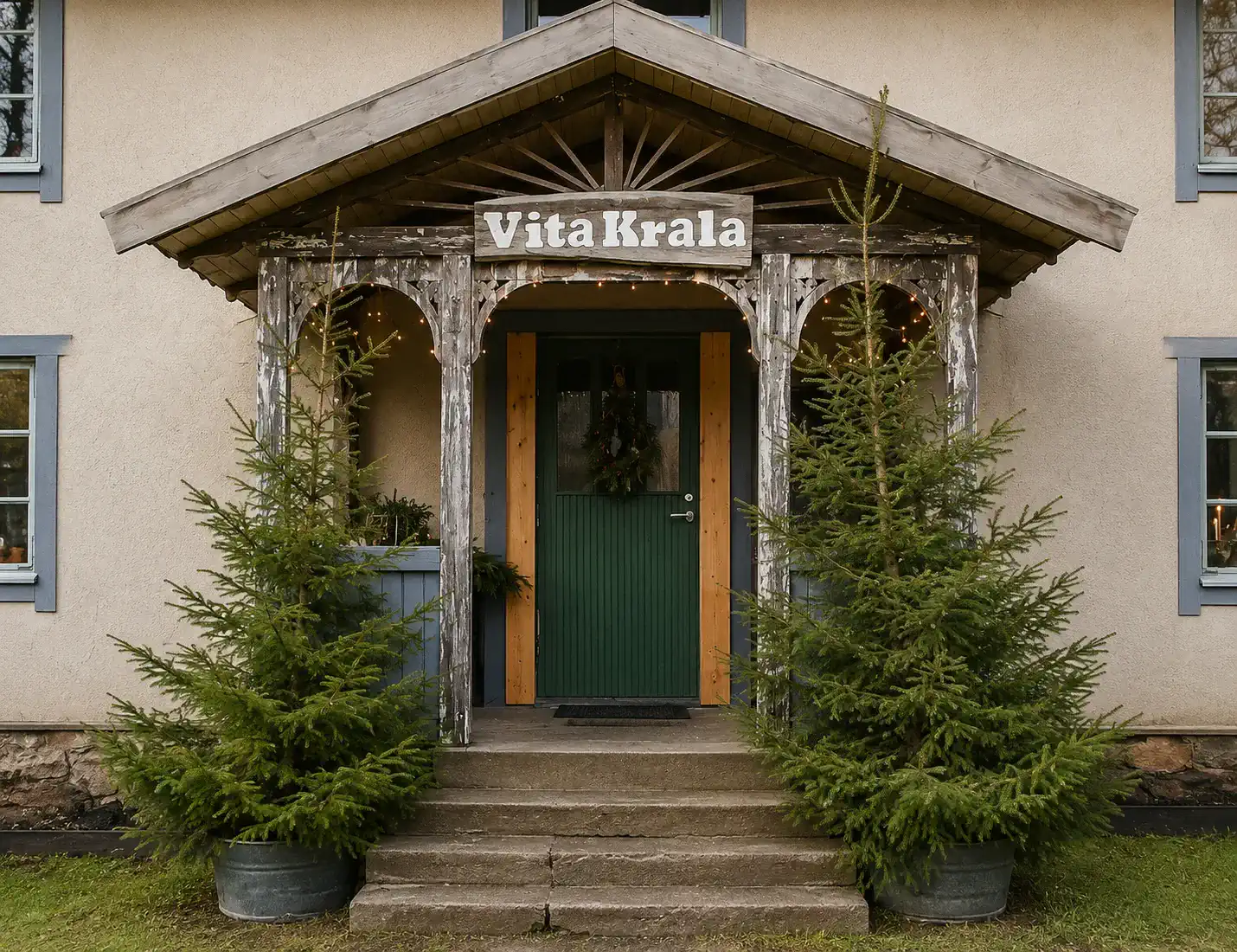 Entré till Vita Krala med snickarglädje och granar.