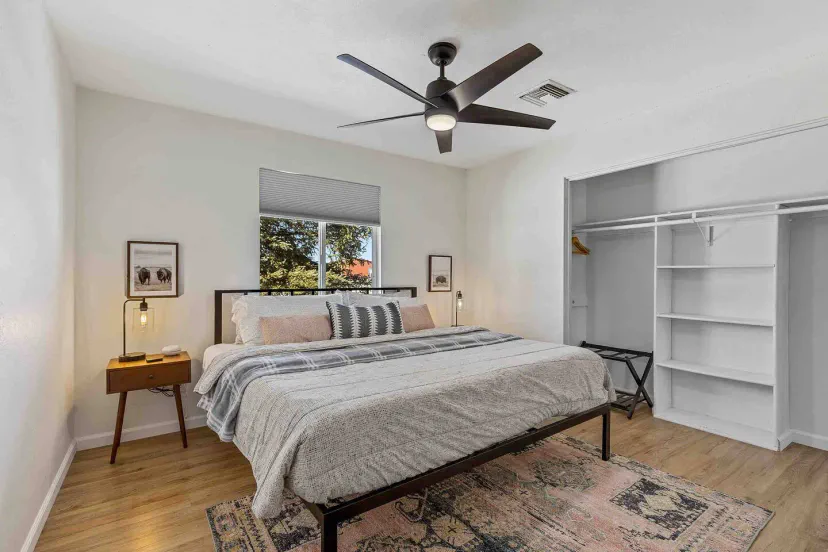 Una lujosa cama king con sábanas de algodón suaves, creando un lugar perfecto para relajarse y descansar en la comodidad de su propia habitación con un TV Roku de 40.”