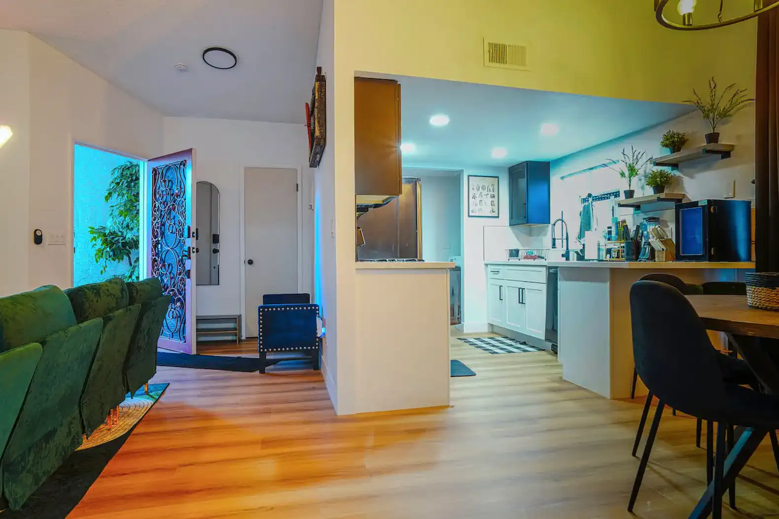 Vibrant Vegas Retreat~Quiet~Cozy~18 min to Strip photo 2