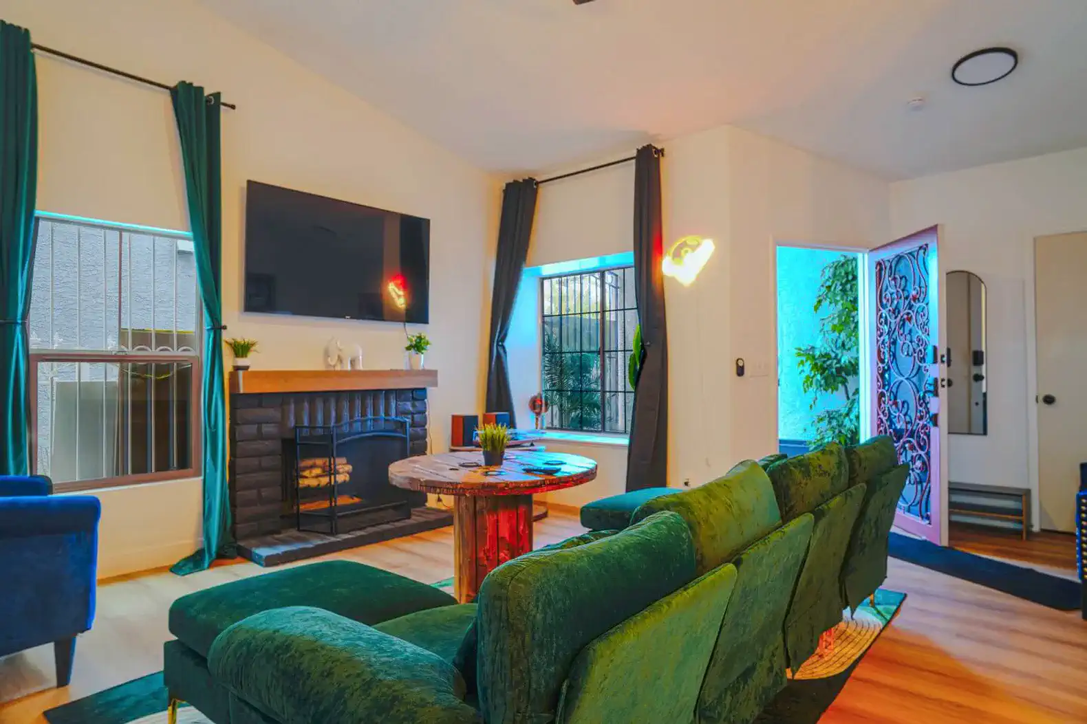 Vibrant Vegas Retreat~Quiet~Cozy~18 min to Strip