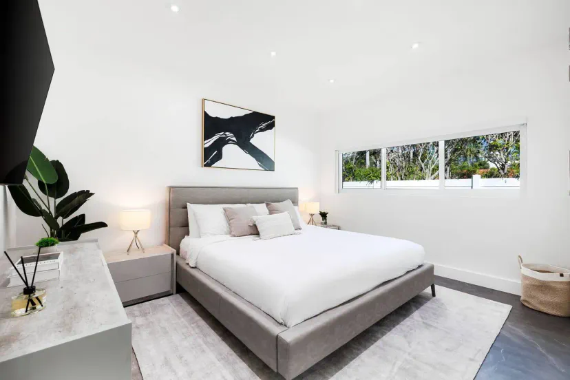 Cama king size con su propia cómoda así como el armario empotrado.
¡Hay mucho espacio de almacenamiento en esta habitación!