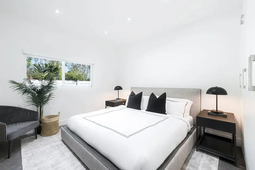 Cama king size con armarios empotrados.
Baño Jack & Jill compartido con esta habitación.