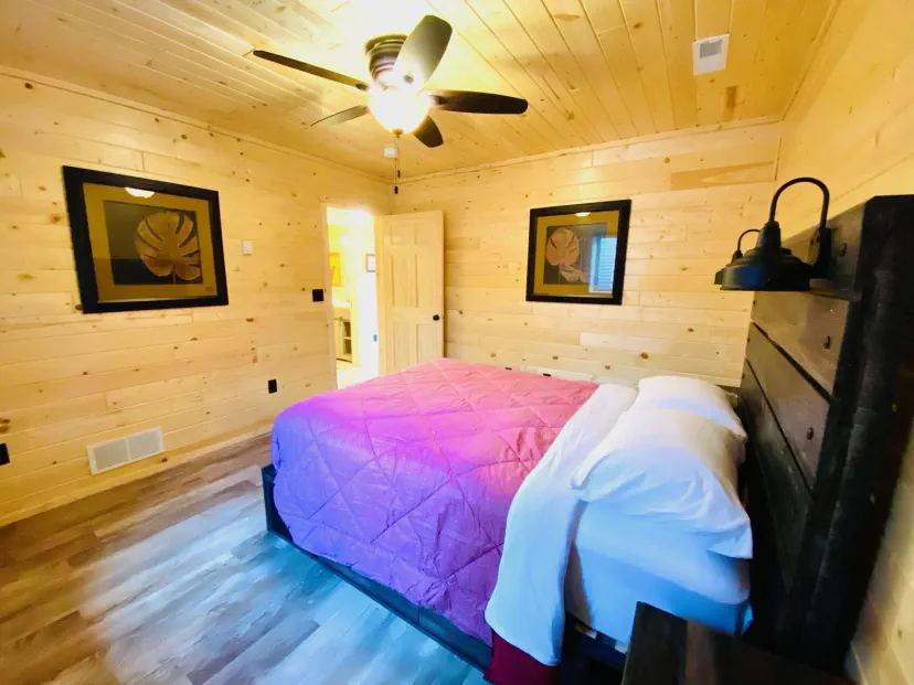 Dormitorio en el nivel inferior con cama tamaño queen.