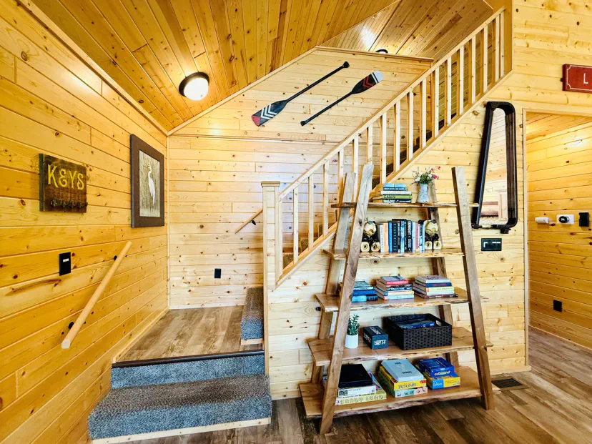 Escaleras que suben al loft abierto