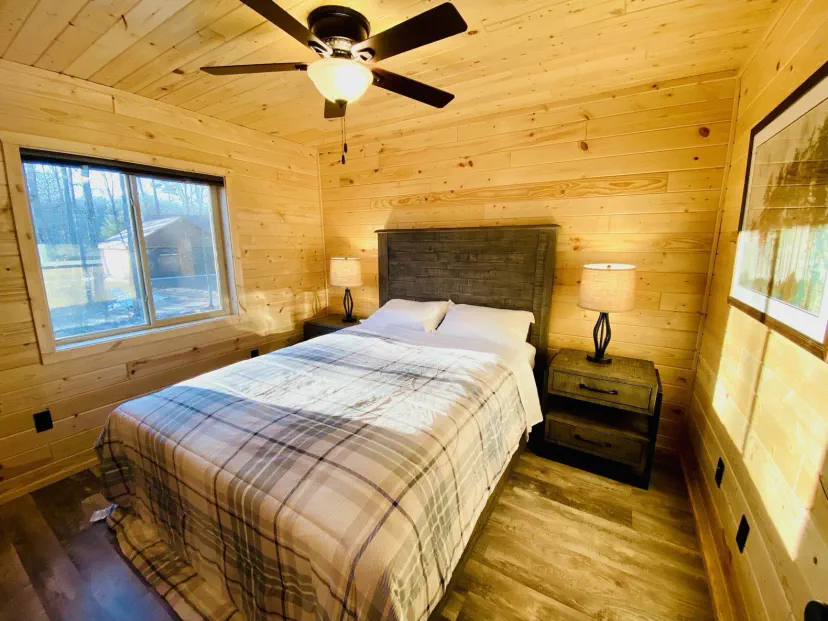 Dormitorio en la planta principal con cama tamaño queen.