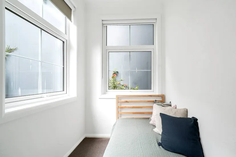 Zweites Schlafzimmer/Sonnenzimmer/Büro mit einem Standard-Einzelbett.
