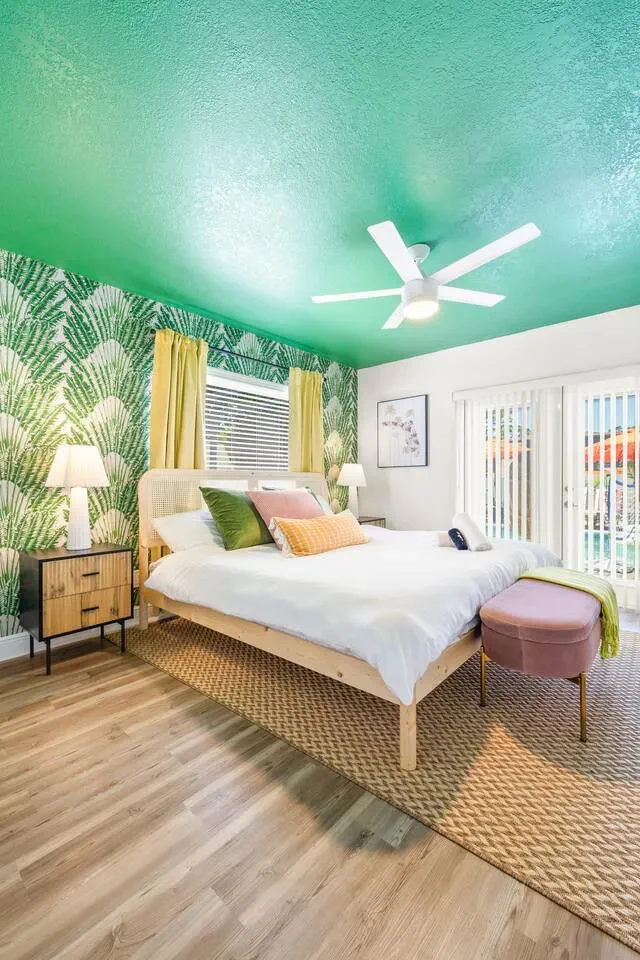 This tropical-inspired bedroom is a breath of fresh air — vibrant, relaxing, and full of personality. ☀️