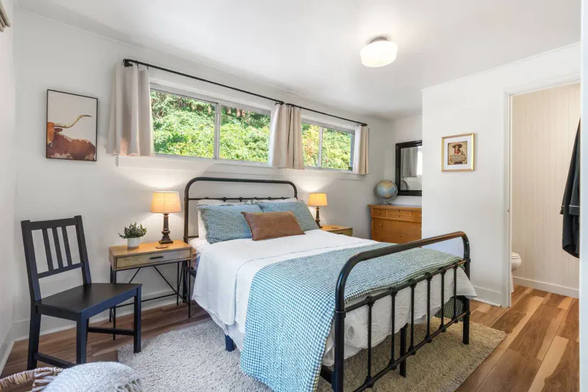Im Erdgeschoss bietet das Hearth Room ein gemütliches Doppelbett, weiche Bettwäsche und charmante vintage Bauernhaus-Elemente - plus ein angrenzendes, privates, halbes Bad mit Toilette und Waschbecken.