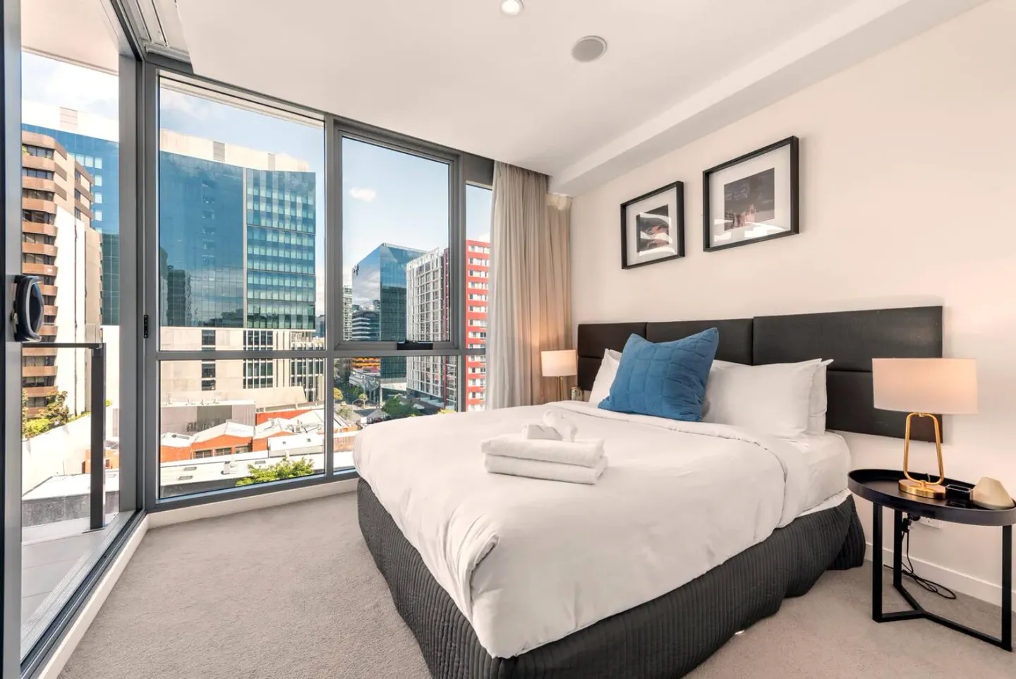 James St Modern 1BR Apartment Pool Parking - Apartment – Foto 2