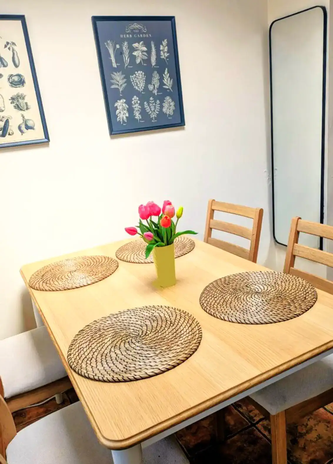Bright dining area 