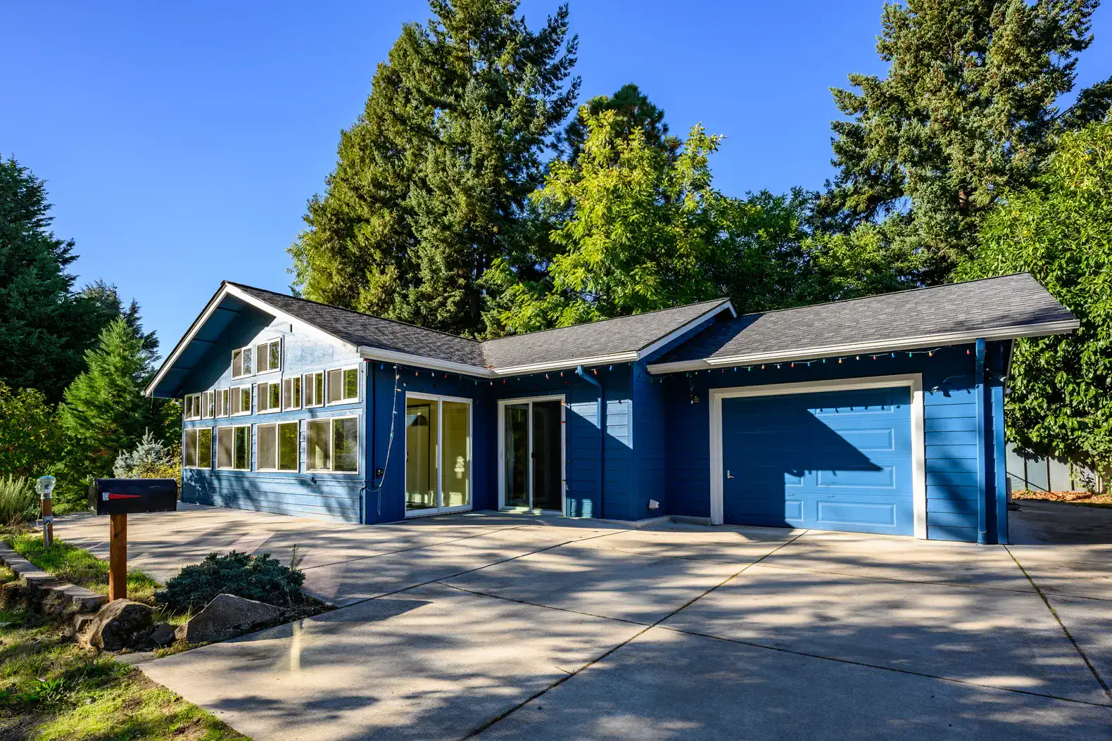 Blue House: country living close to everything