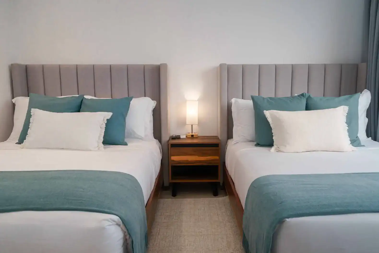 Habitación con dos camas individuales y decoración en tonos suaves