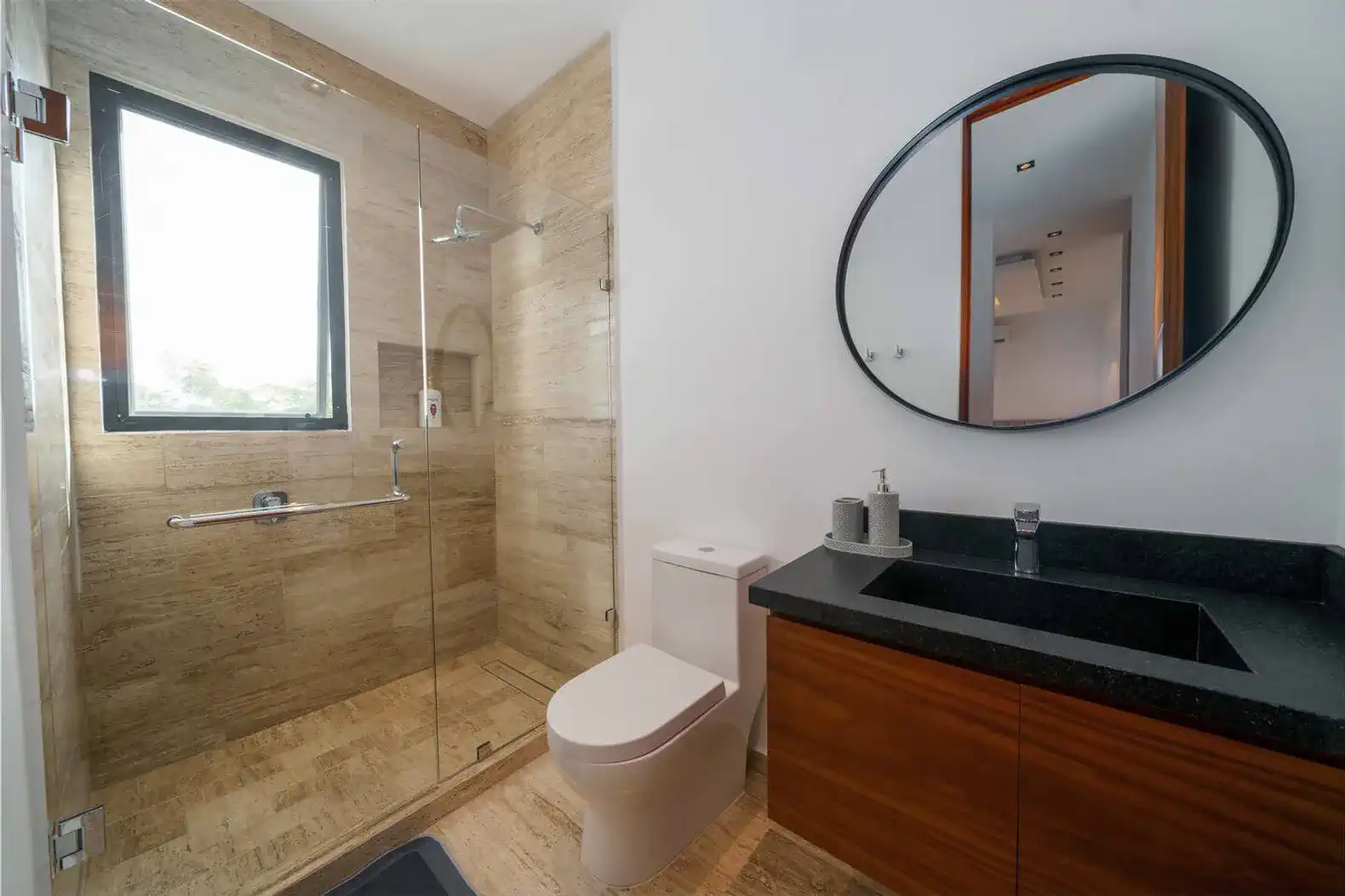 Baño moderno con ducha de vidrio y lavabo de granito