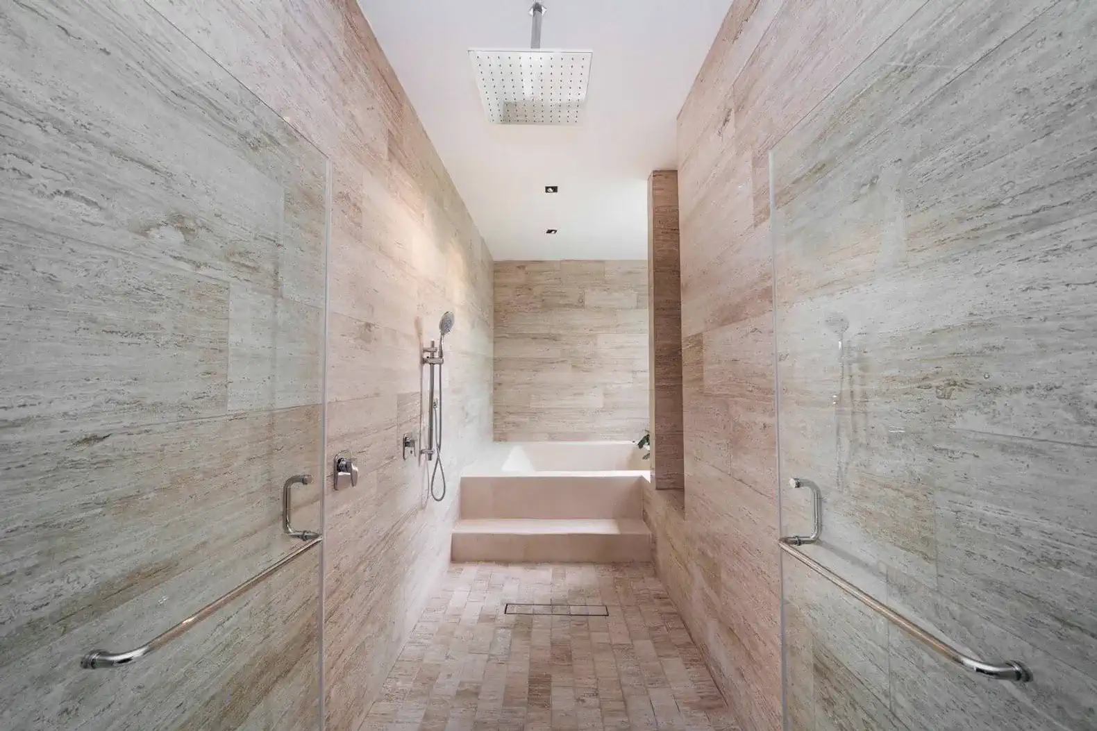 Baño moderno con ducha a ras de suelo y bañera integrada