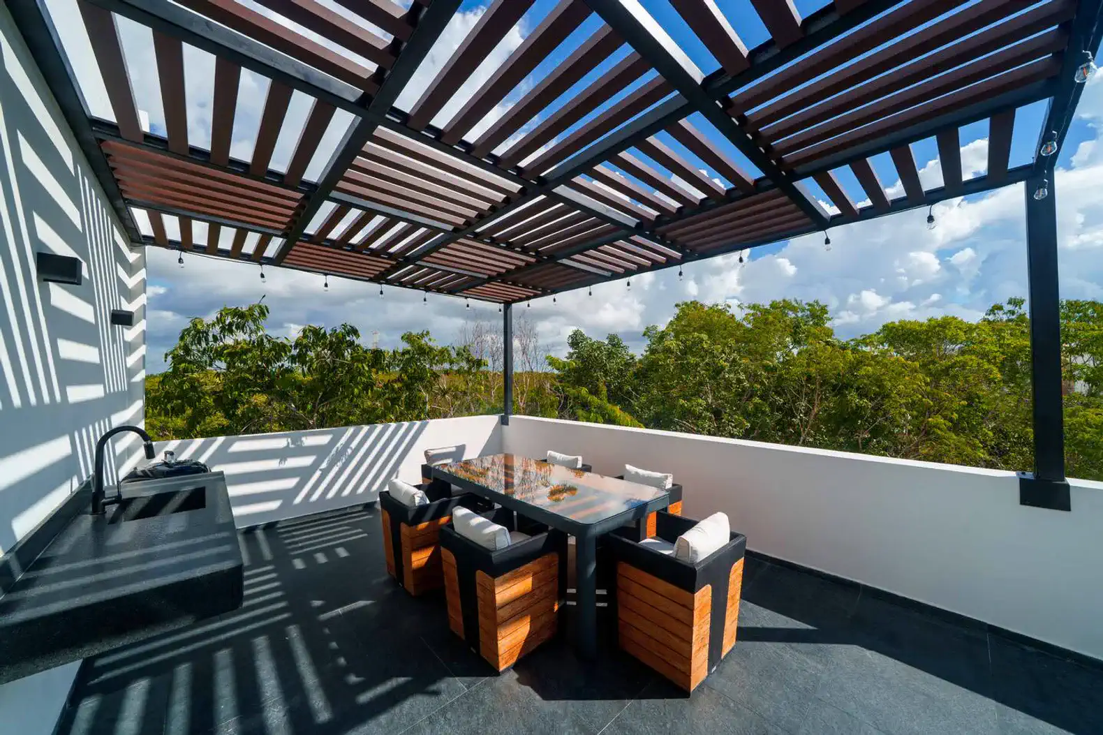 Terrace with Weber Grill: The ideal spot for outdoor dining and BBQ evenings with family or friends.