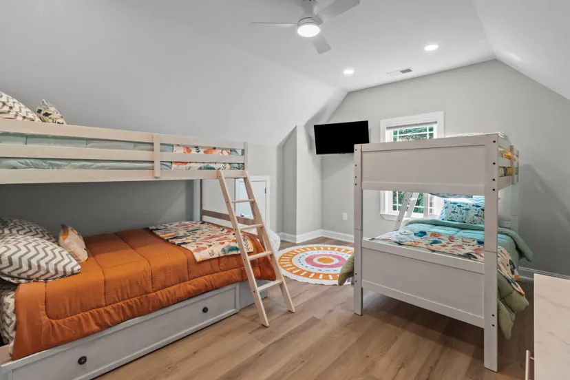 Helles und gemütliches Schlafzimmer mit zwei Etagenbetten und bunten Bettwaren