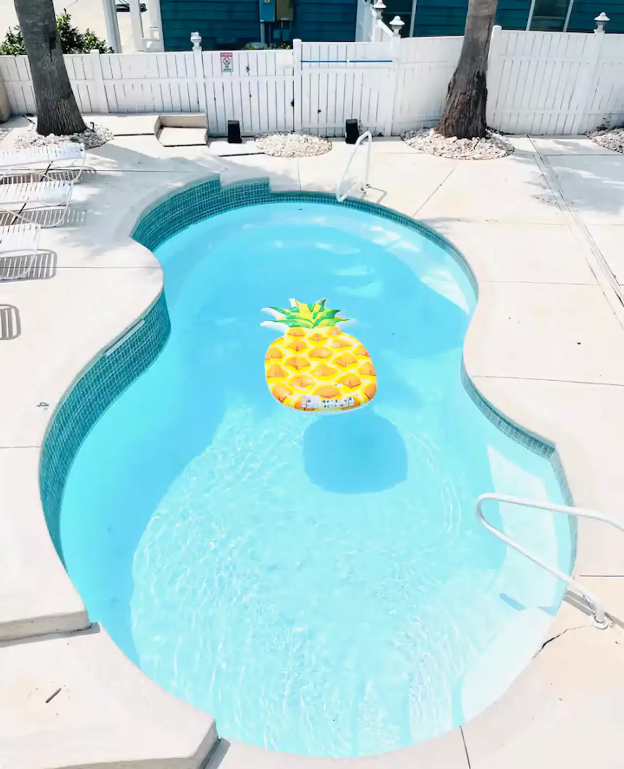 Dog Friendly, 1Min to Beach, Huge Pool, Fenced Yard