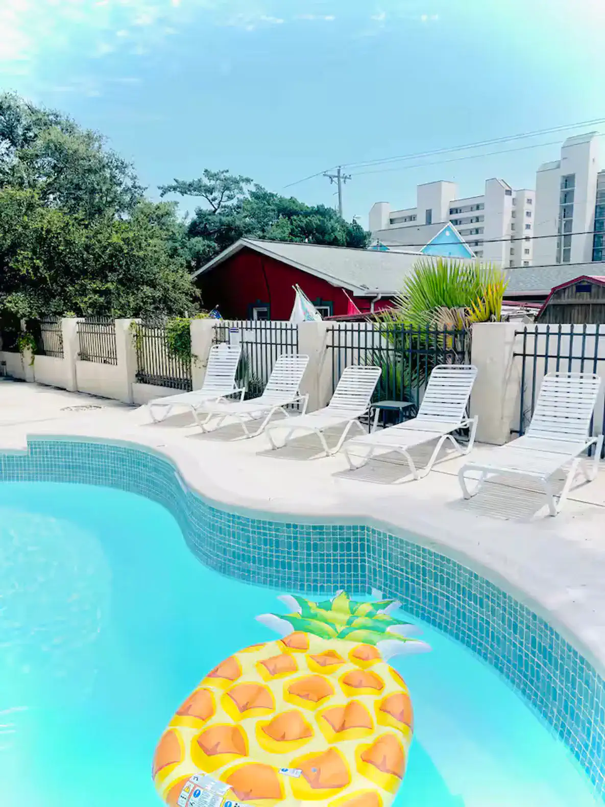 Dog Friendly, 1Min to Beach, Huge Pool, Fenced Yard – photo 2