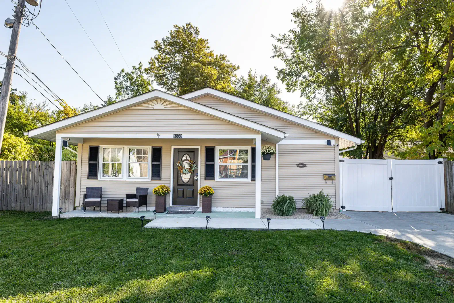 Cozy Modern Ranch • 4 Beds • Quick Airport Access