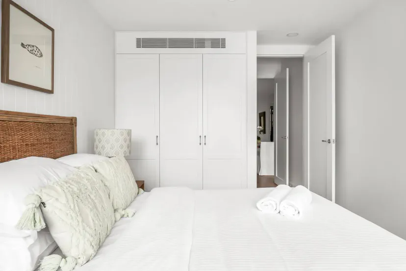 2. Schlafzimmer mit großen Kleiderschränken