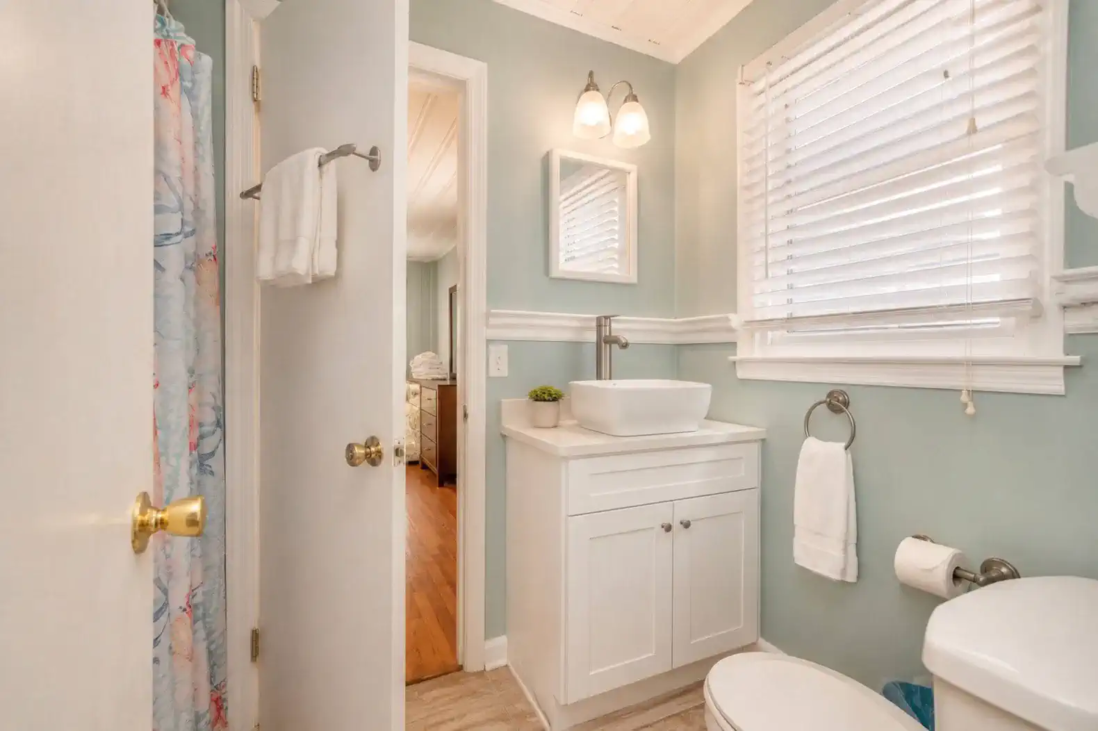 Bikini Top Jack and Jill Bathroom that connects the two bedrooms with full beds