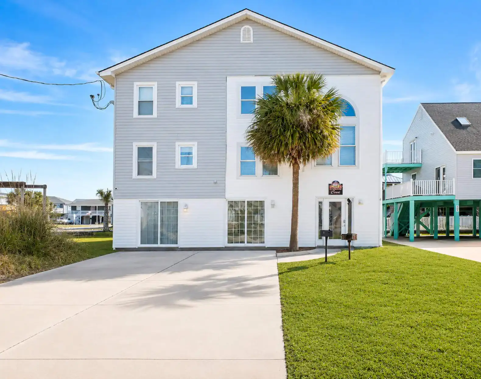 Front yard, plenty of parking (up to 8 standard sized vehicles)