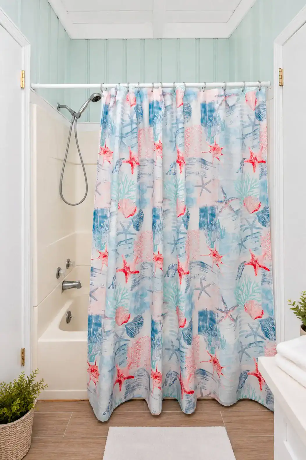 Jack and Jill Bathroom in between the two bedrooms with Full Beds