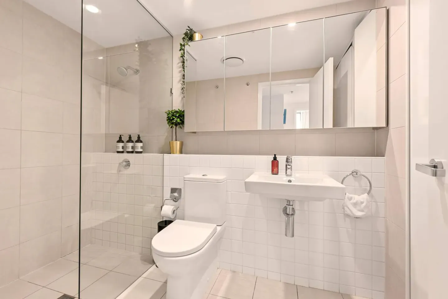 Alex Perry | 2BR Escape + Pool, Gym & Free Parking – photo 11