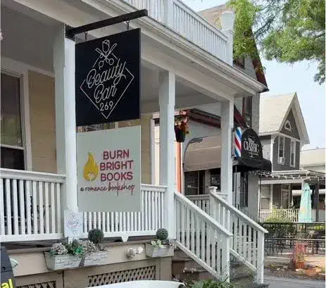 Descubra uma Livraria para Amantes de Romance na Park Avenue na Burn Bright Books