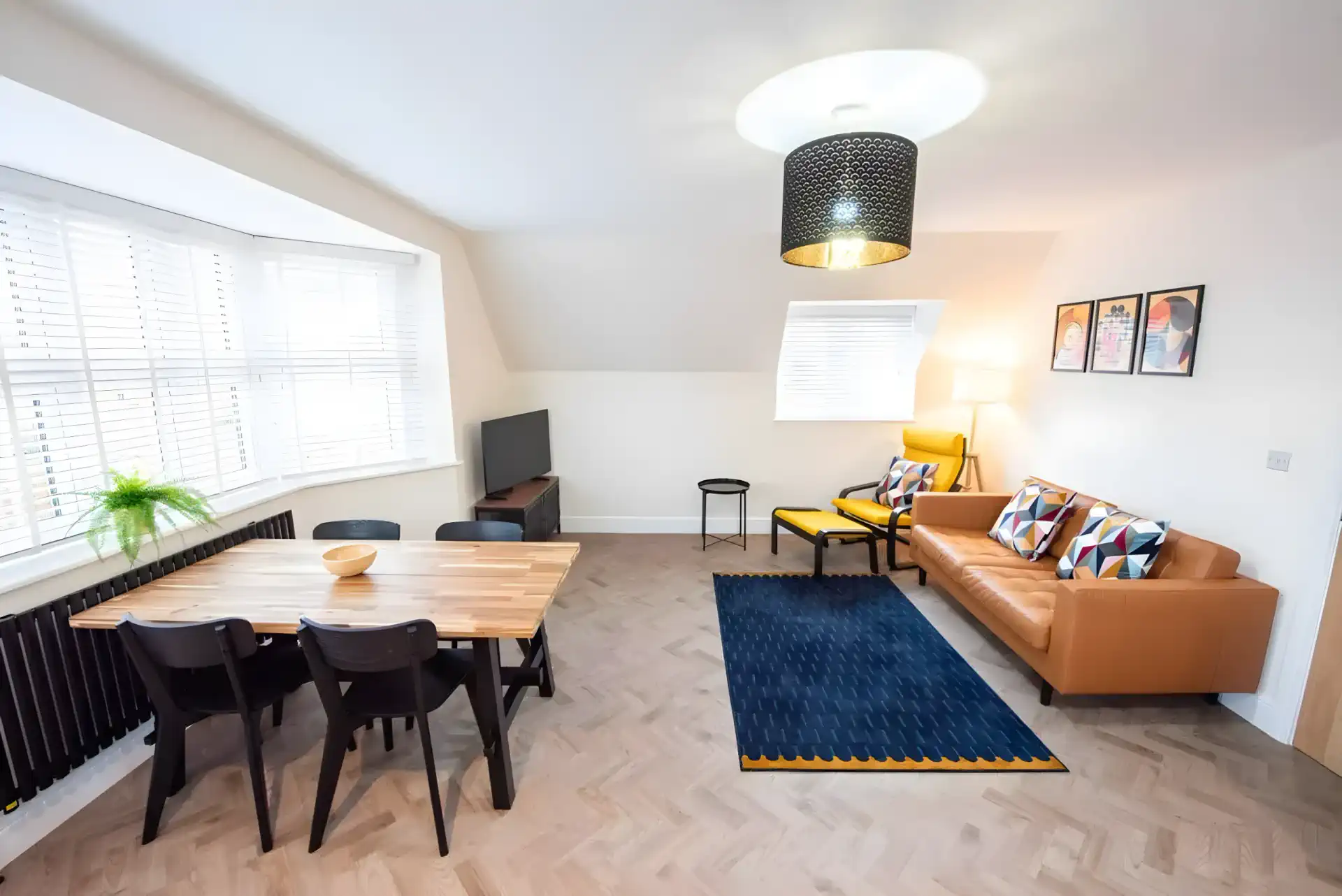 The Royal Serviced Apartments 5 - First Floor - 2 Bed -1 Bath - Parking - Fast Wi-Fi - Weekly Housekeeping